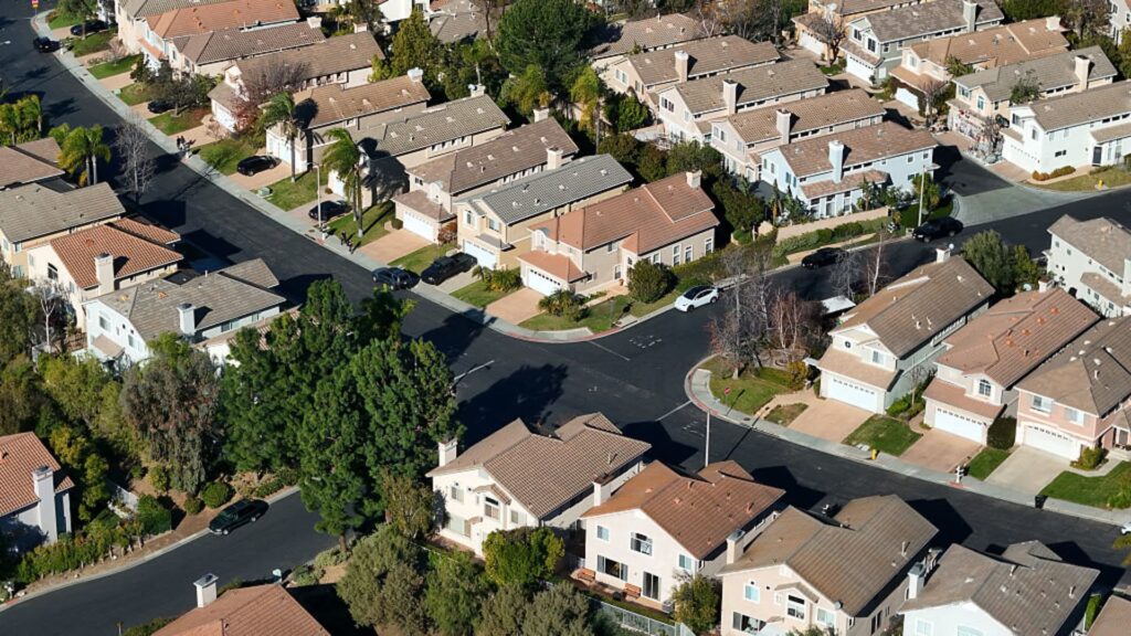 Mortgage rates fall below 6%, equal to lowest level since 2022