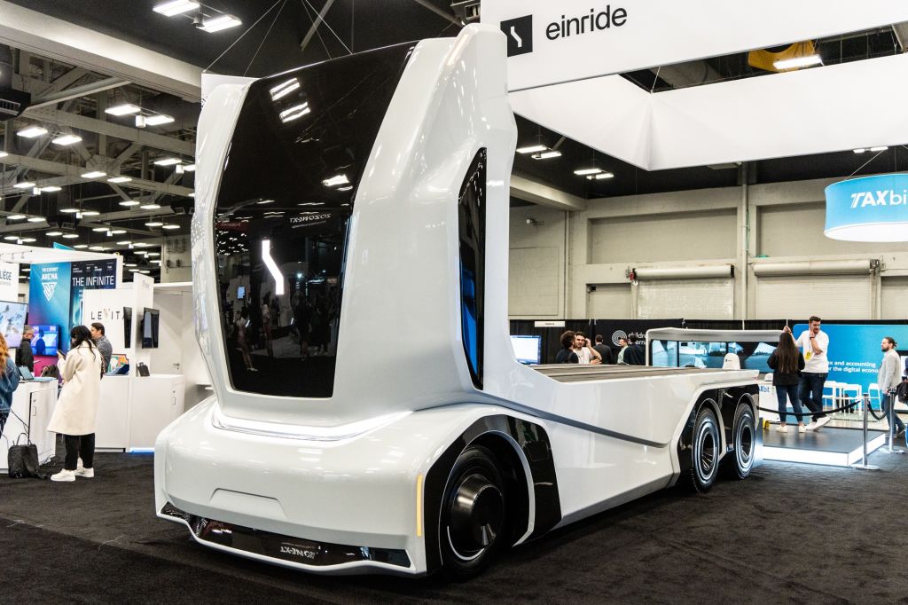 Self-driving truck startup Einride raises $113M PIPE ahead of public launch
